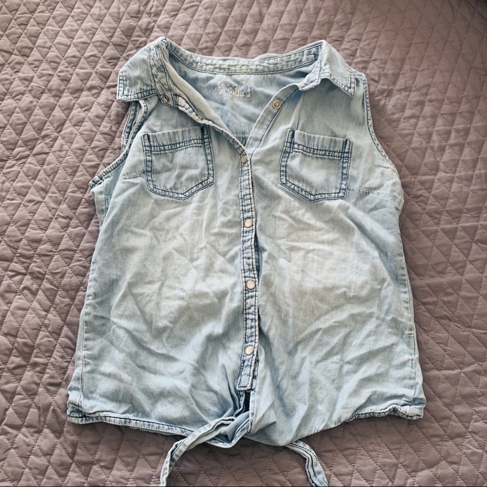 L/14 Mudd light acid-wash chambray button tank